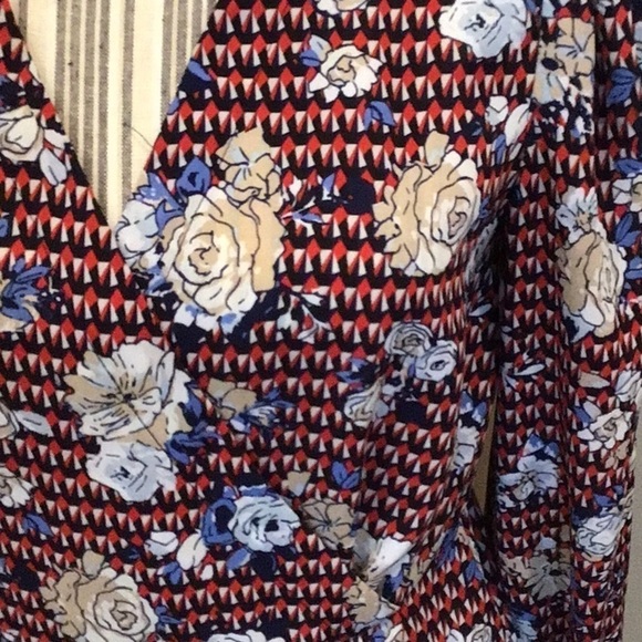 Almost Famous Floral Long Sleeve Top Blouse Size Small - Picture 2 of 6